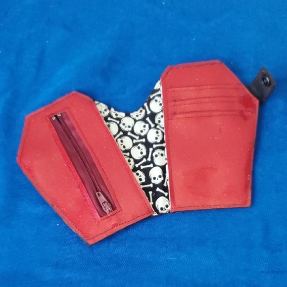 Gothic Coffin-Shaped Wallet with Skull and Bat Design - Picture 4 of 6